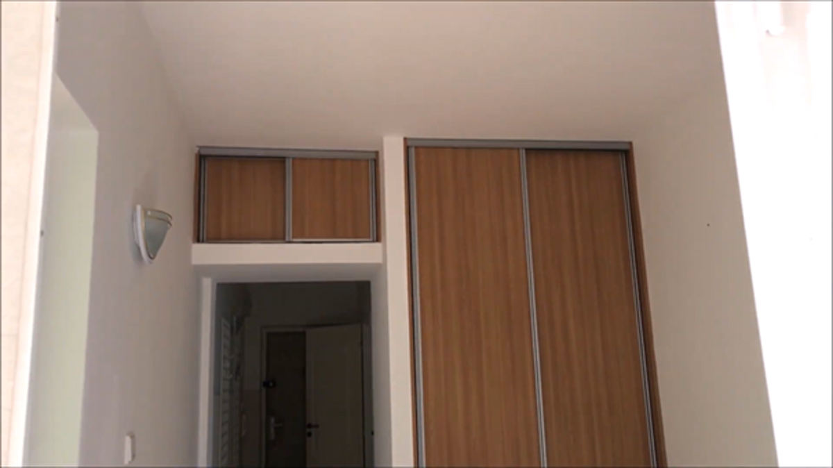 Vestavná skříň v předsíni starého bytu před rekonstrukcí.