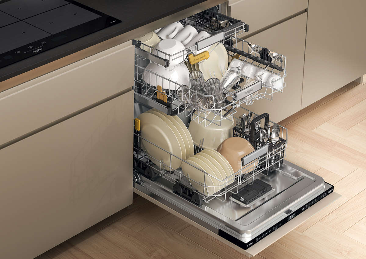 Vestavěná myčka nádobí Whirlpool MaxiSpace – WH8IA115B2M3TUS0, šířka 60 cm, kombinuje prostorové řešení MaxiSpace a technologii 6. smysl, který šetří vodu, čas i energii. Vnitřní uspořádání zahrnuje třetí koš SpaceClean nejen na příbory, ale i na sklenice do výšky až 13 cm. Samostatné trysky zajistí jejich dokonalé umytí. Doporučená cena: 25 990 Kč, whirlpool.cz