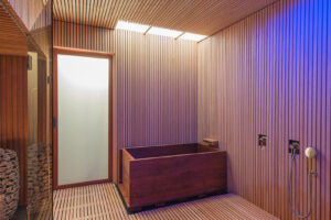 Součástí domu v Kleinmachnow je sauna s dřevěným obložením a mood-lighting osvětlením, která navazuje na tradici severské relaxace.