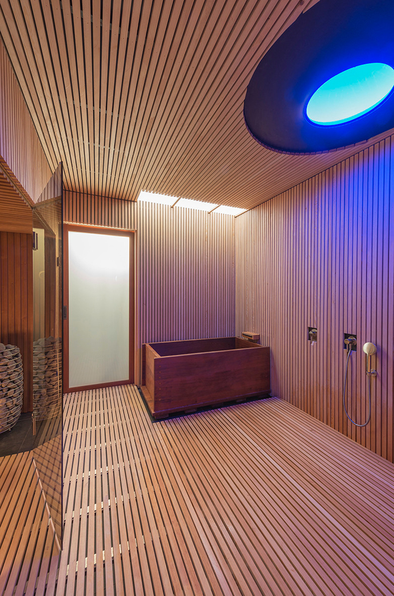 Součástí domu v Kleinmachnow je sauna s dřevěným obložením a mood-lighting osvětlením, která navazuje na tradici severské relaxace.