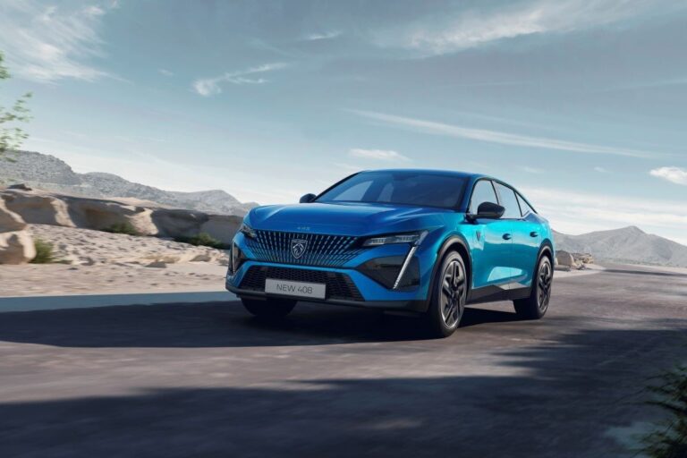 Elegantní modrý Peugeot 408 s výraznou mřížkou chladiče a LED světlomety v krajině.