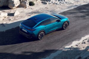 Modrý Peugeot 408 z ptačí perspektivy