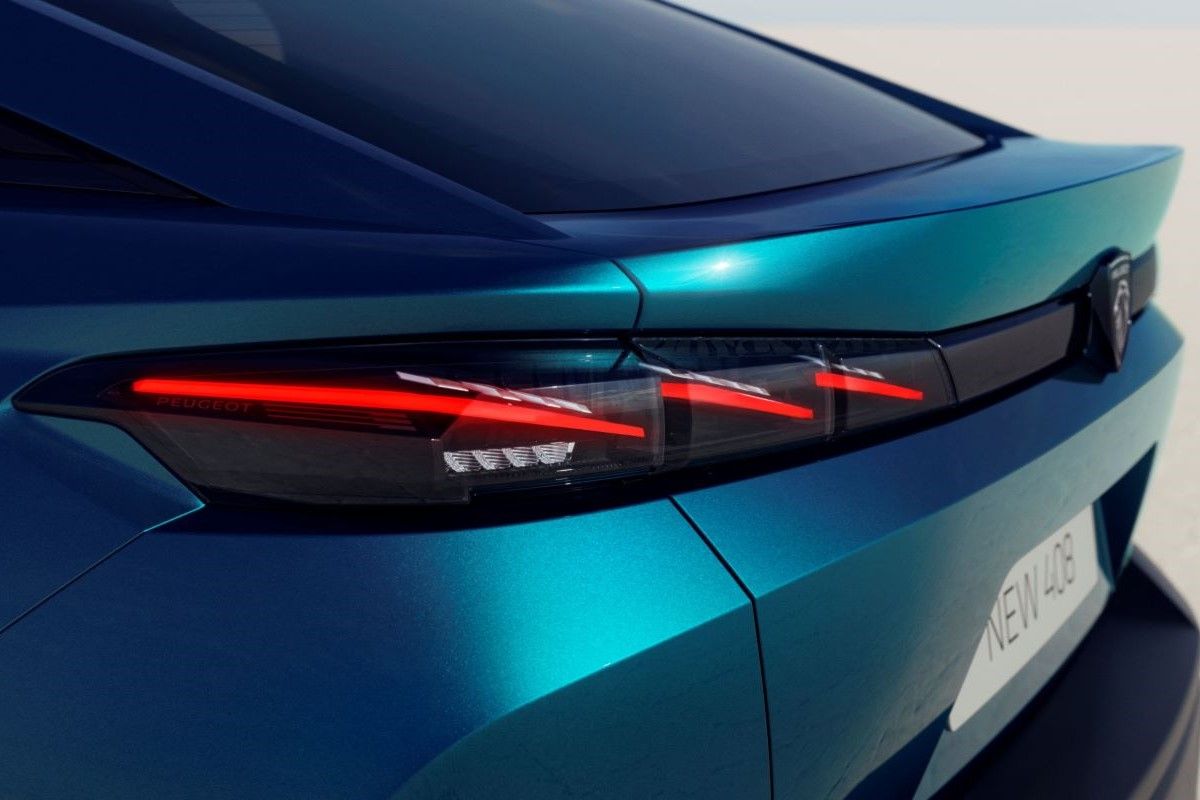 Detail zadního světla a linie karoserie vozu Peugeot 408 .