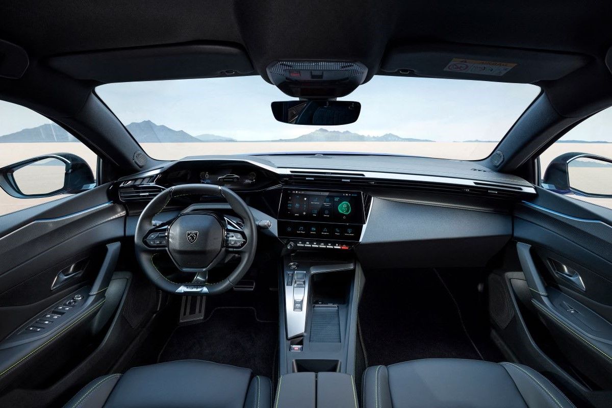 Moderní interiér vozu Peugeot 408 s digitálním přístrojovým štítem a dotykovým displejem.
