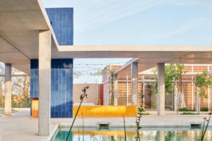 Moderní bazén u středomořské vily, betonová pergola a barevné keramické detaily