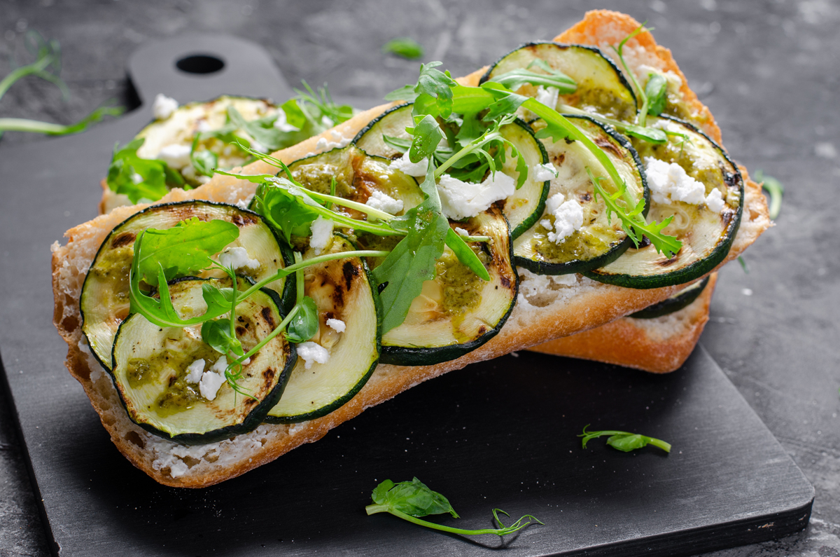 Cuketové carpaccio s kozím sýrem a rukolou – netradiční rychlý recept na lehkou večeři.