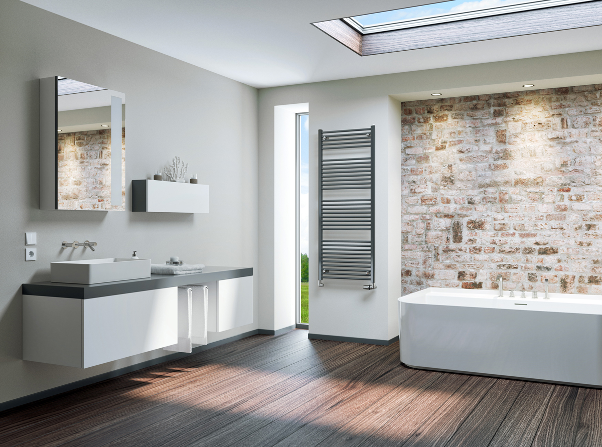 Koupelnový radiátor KORALUX LINEAR CLASSIC v antracitové barvě – elegantní topný žebřík do designové koupelny s cihlovou stěnou.