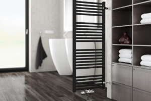 Designový koupelnový radiátor KORALUX LINEAR COMFORT-M v černé barvě – moderní topný žebřík do koupelny pro sušení ručníků a úsporné vytápění.