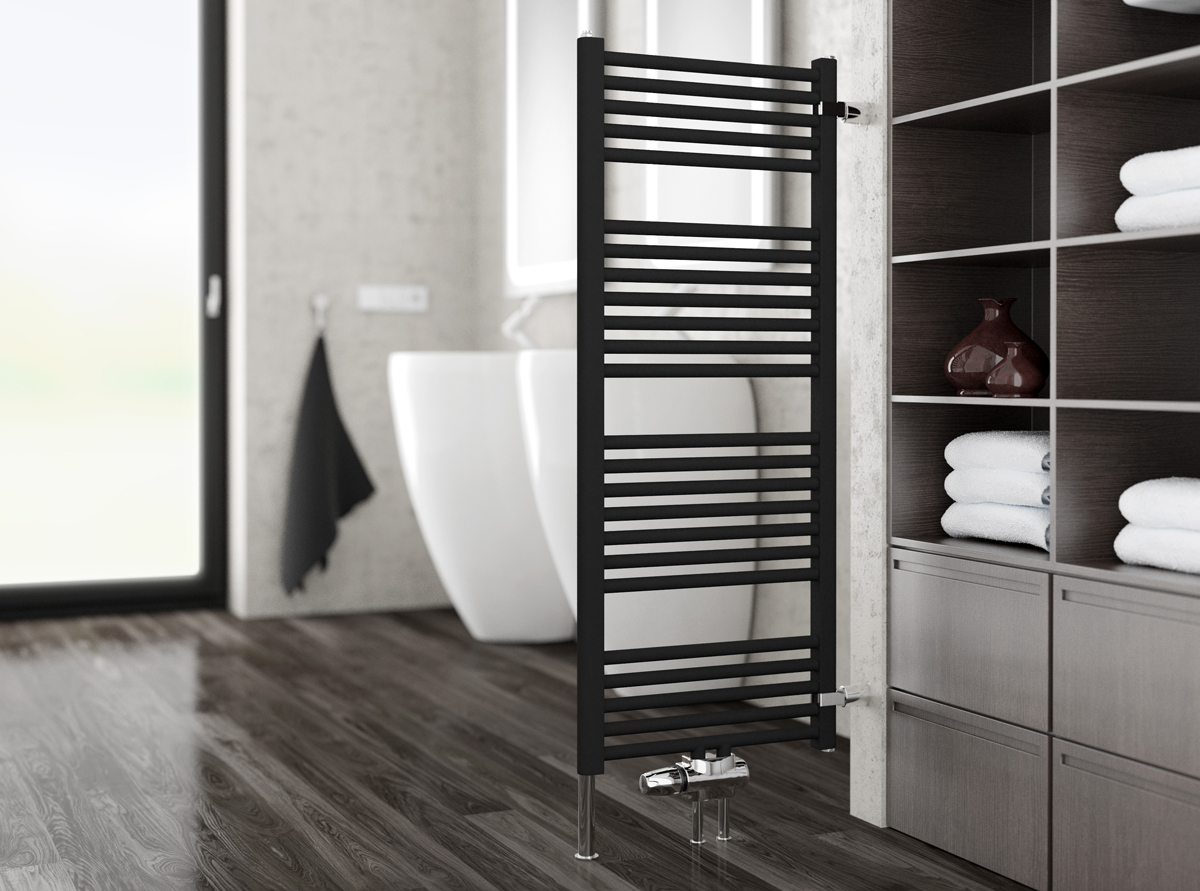 Designový koupelnový radiátor KORALUX LINEAR COMFORT-M v černé barvě – moderní topný žebřík do koupelny pro sušení ručníků a úsporné vytápění.