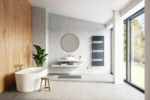 Vertikální designový radiátor KORATHERM AQUAPANEL-ERH v moderní koupelně – úsporné topení s elegantním vzhledem pro moderní interiér.
