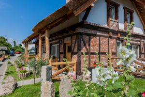 Detail slaměné střechy – došková střecha v kombinaci s cihlovým a dřevěným zdivem.