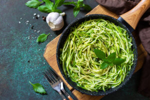 Cuketové špagety s česnekem a bazalkou – zdravý a rychlý recept na nízkosacharidovou večeři.