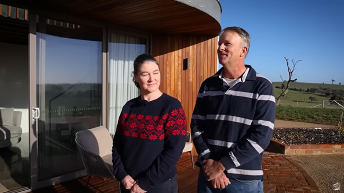 Amber a Nicholas, majitelé moderního domu inspirovaného venkovským silem, před svou stavbou na australském venkově.