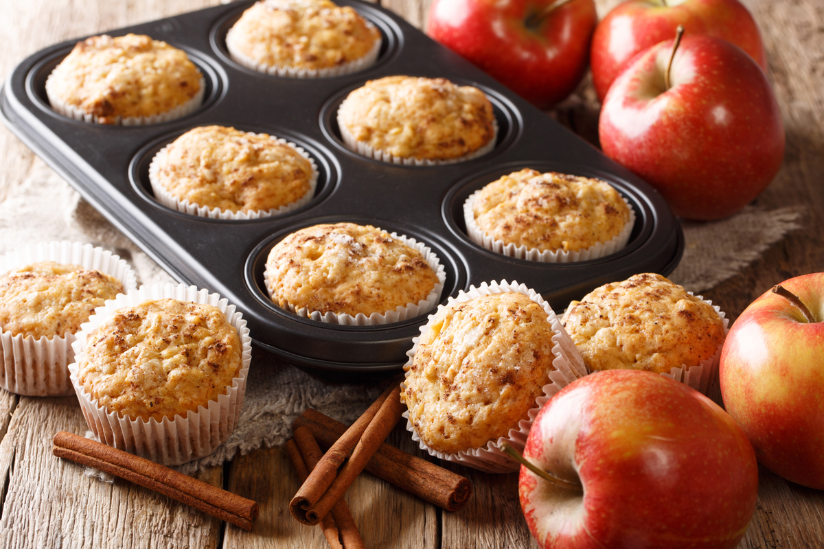 Jablečné muffiny se skořicí připravené z měkkých jablek.