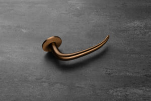 Klika_ICONIC_povrch_titan_bronz_mat_foto_zdroj_M&T