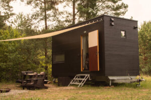 Tiny house neboli mini dům šetří náklady i prostor. Jaká je ale realita tohoto amerického trendu v Česku?