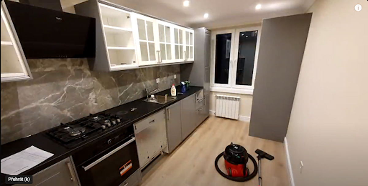 Moderní kuchyň po kompletní rekonstrukci s elegantními skříňkami a mramorovým obkladem.