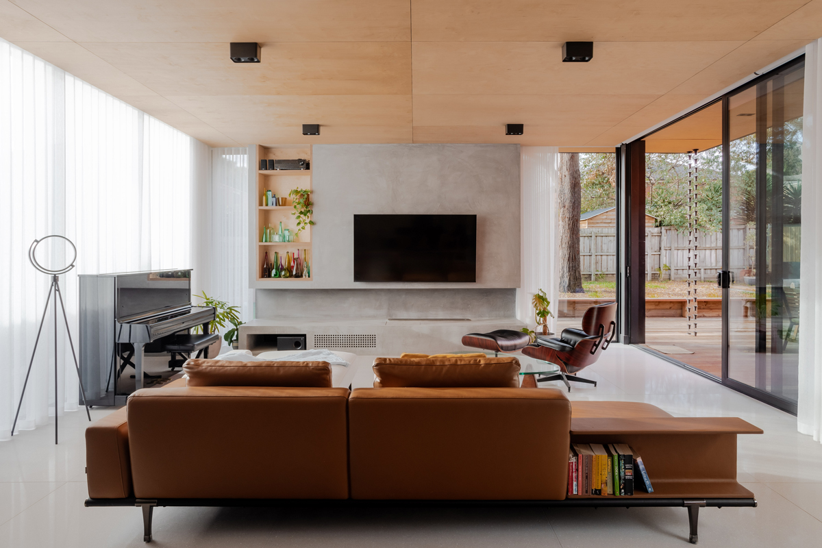 Obývací pokoj s klavírem, velkými okny a minimalistickým nábytkem vytváří elegantní a útulnou atmosféru.