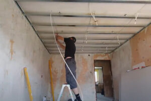 Průběh rekonstrukce: instalace nového podhledu a elektroinstalace ve stropě.
