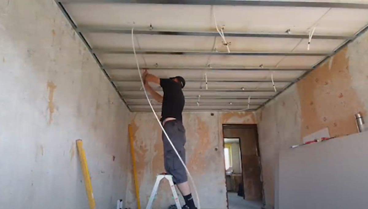 Průběh rekonstrukce: instalace nového podhledu a elektroinstalace ve stropě.