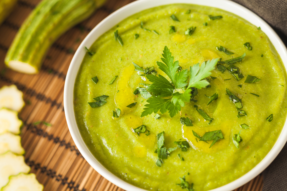 Studená cuketová polévka s bylinkami – osvěžující letní recept z čerstvé zeleniny.