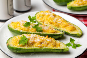 Zapečené cukety plněné sýrem a zeleninou – jednoduchý recept na rychlou večeři.