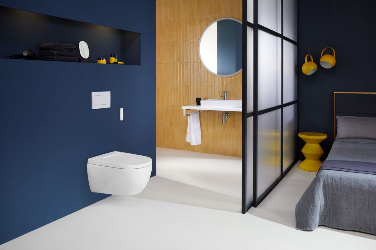 2024_Geberit AquaClean Alba_Hotel_Remote control wall bracket_Sigma20 square_ONE_Option_Room with bed