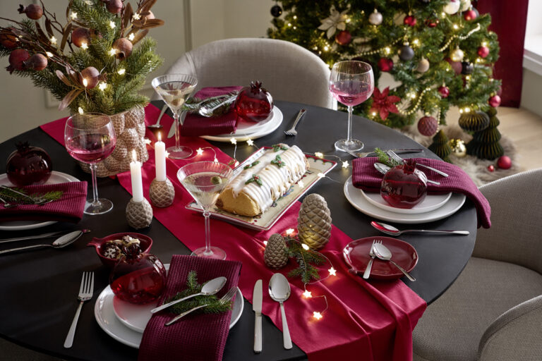 V roce 2025 budou vánoční jídelny kombinovat přírodní materiály, vrstvení textilií a hru se světlem. Potvrzují to světové magazíny, které vyzdvihují míchání prvků a důraz na svíčky.