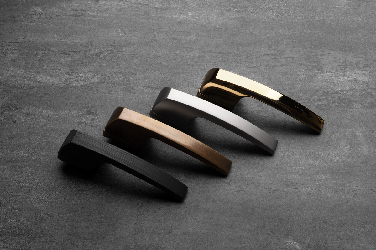 Autoklika_povrch_cerny_chrom_brouseny_mosaz_antik_titan_chrom_mat_mosaz_lesteno_foto_zdroj_M&T