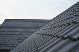Detail-střechy-Beta-Samet-černá-s-protisněhovými-háky
