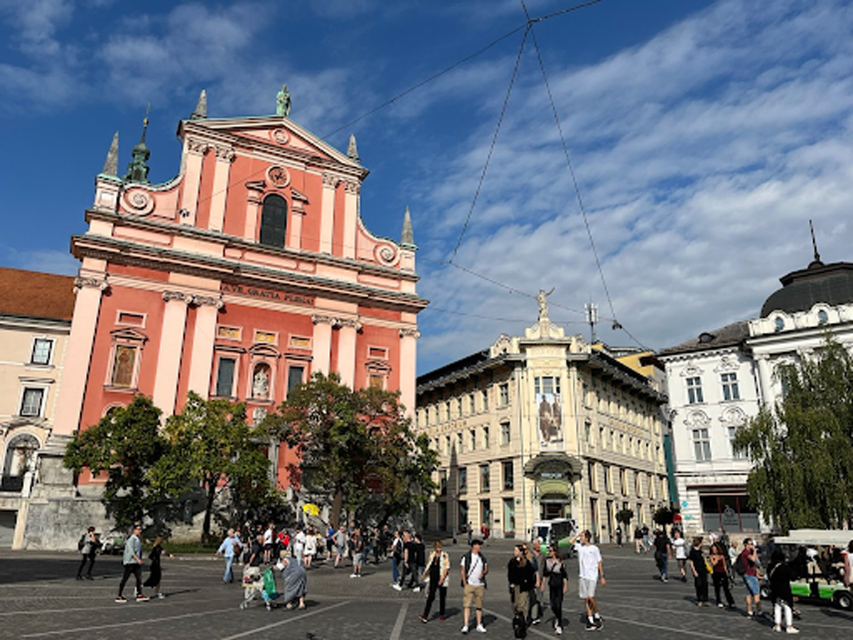 Prešerenovo náměstí v Lublani s ikonickým růžovým františkánským kostelem.