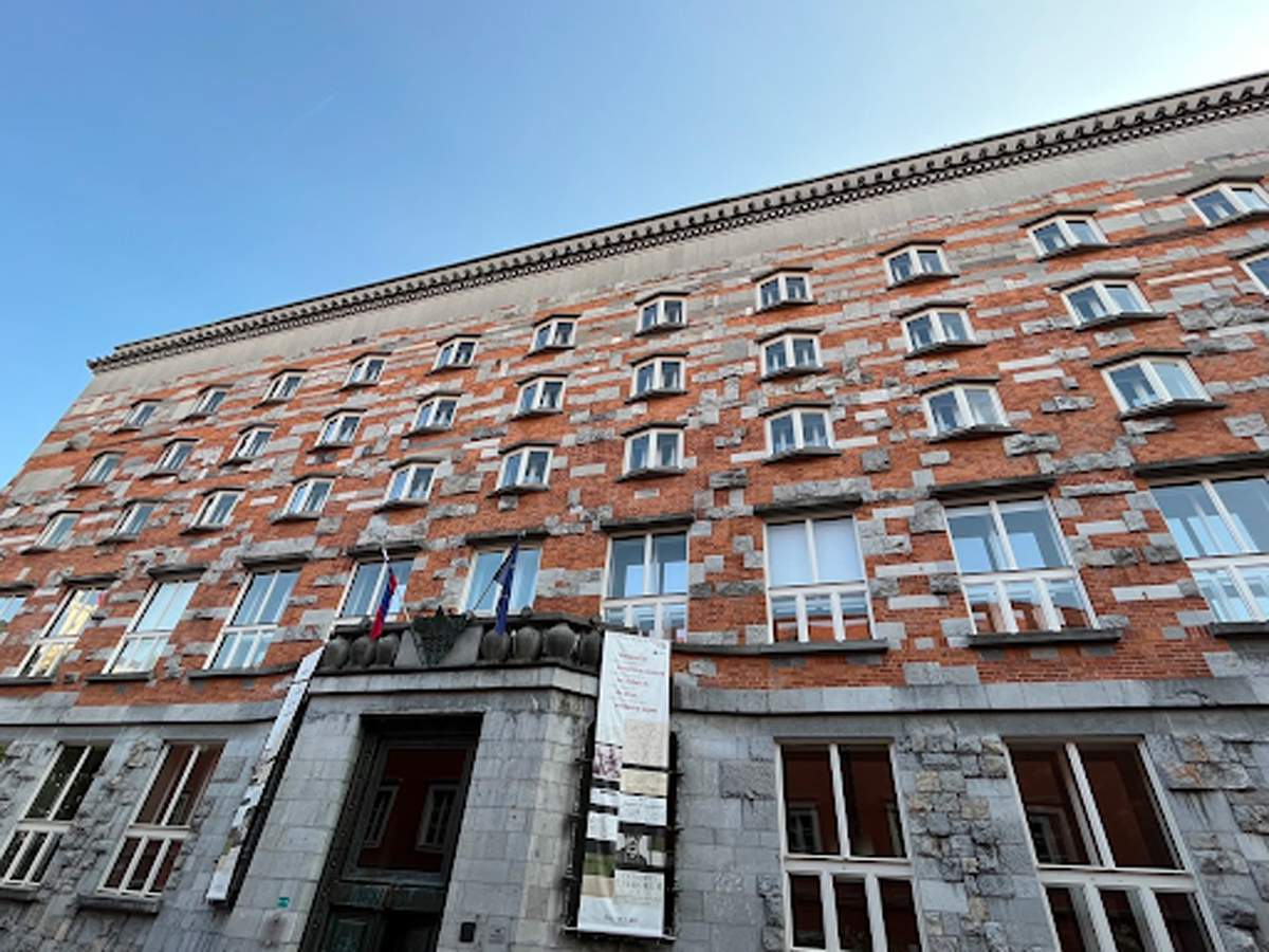Fasáda Národní a univerzitní knihovny v Lublani od architekta Jože Plečnika.