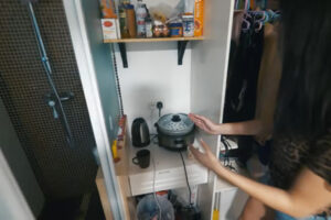 Vaření v malém prostoru pomocí elektrického hrnce a varné konvice.