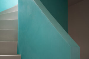 Moderní tyrkysové schodiště s hladkým povrchem v rekonstruovaném rodinném domě v Křenovicích.