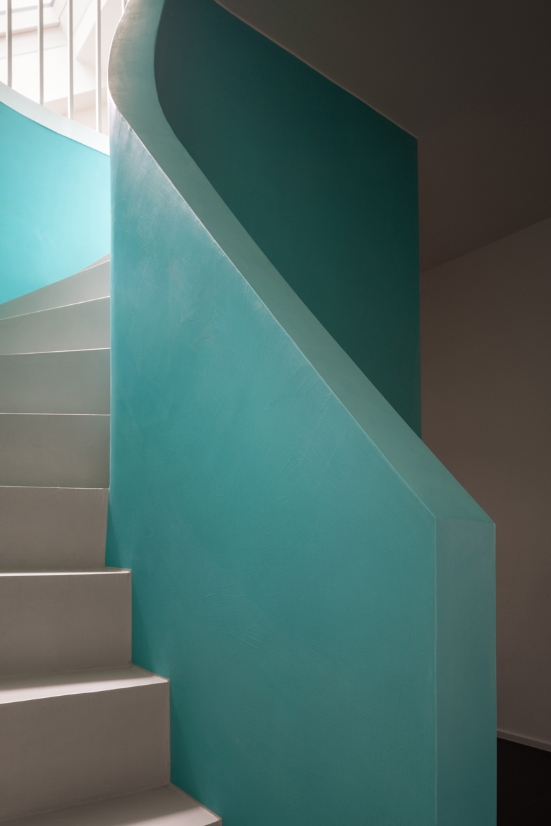 Moderní tyrkysové schodiště s hladkým povrchem v rekonstruovaném rodinném domě v Křenovicích.