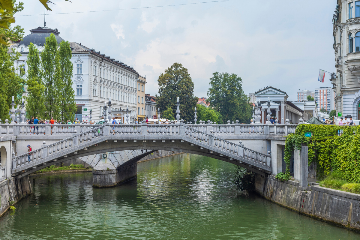 Trojitý most v Lublani překlenuje řeku Ljubljanici a propojuje historické centrum města.