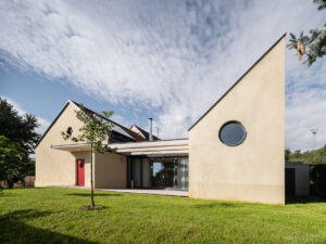 Když děti odrostou, chce to změnu. Za nenápadnou fasádou v Křenovicích se skrývá dům se zelenou střechou a ateliérem lékaře–malíře