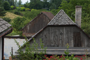Pohled na staré dřevěné střechy a hospodářské budovy v historické části Štramberku.