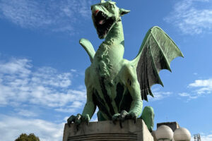 Bronzová socha draka na Dračí mostě v Lublani, symbol města.