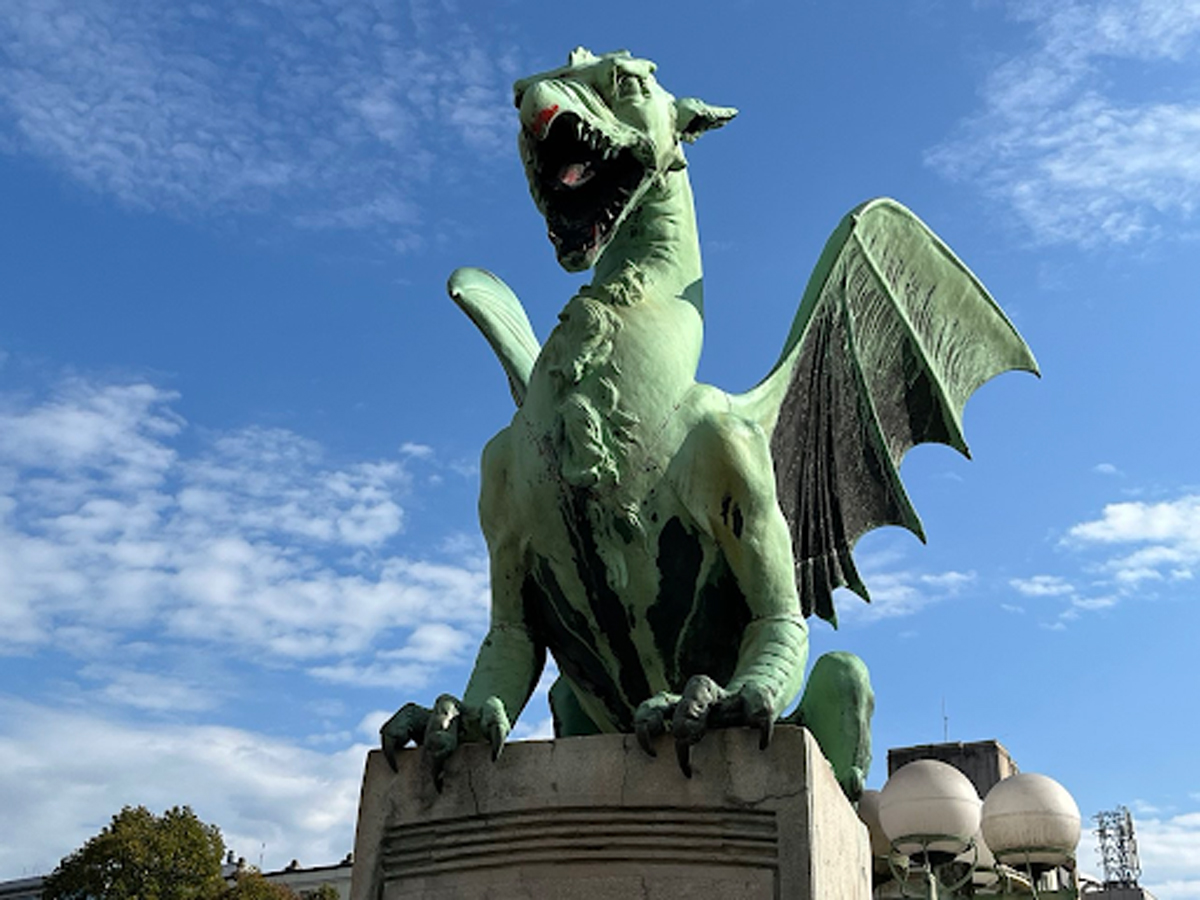Bronzová socha draka na Dračí mostě v Lublani, symbol města.