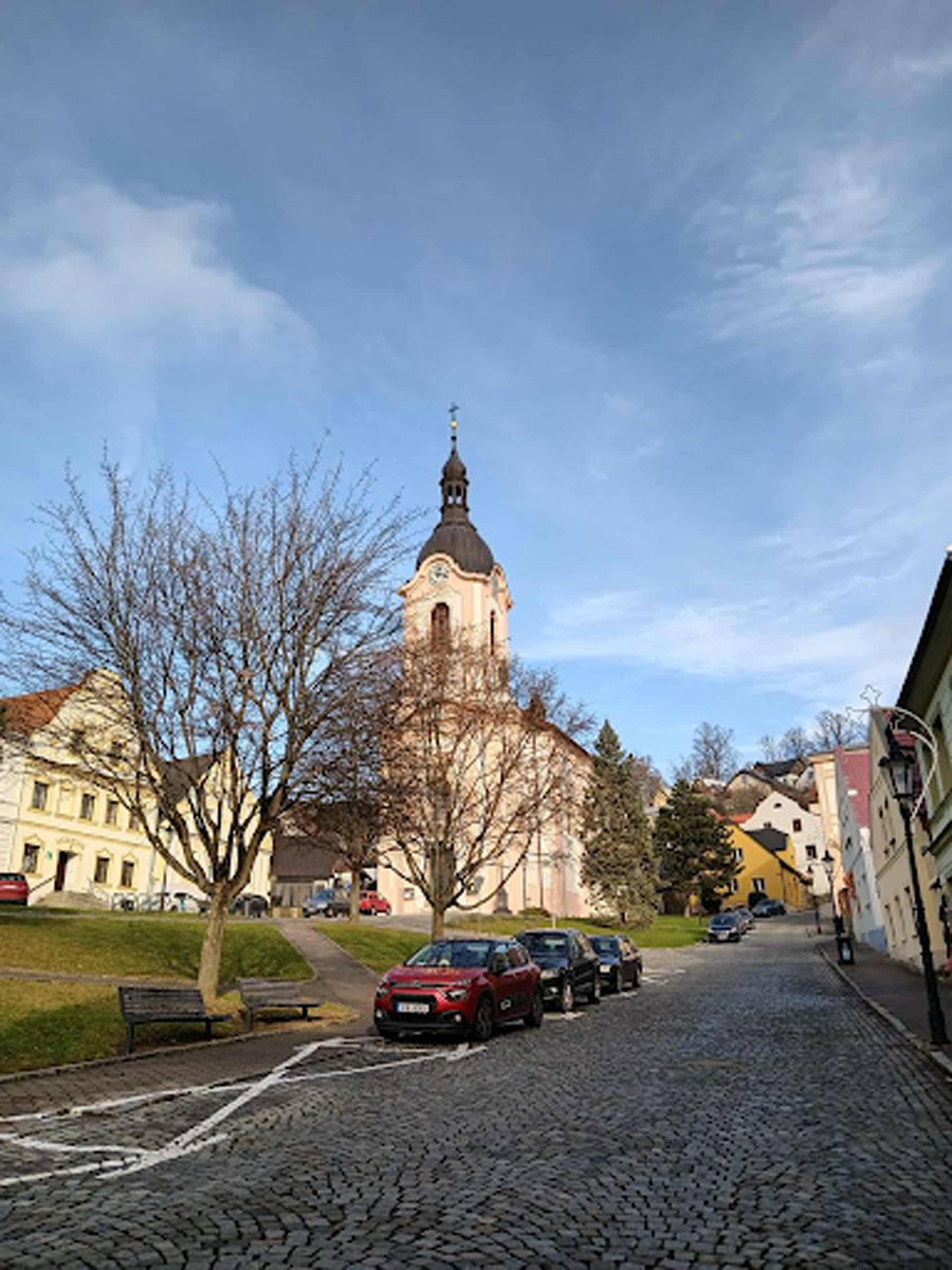 Kostel svatého Jana Nepomuckého a historické domy na náměstí ve Štramberku.