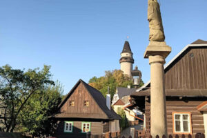 Pohled na starobylé roubené domy a věž Trúba v historickém centru města Štramberk.