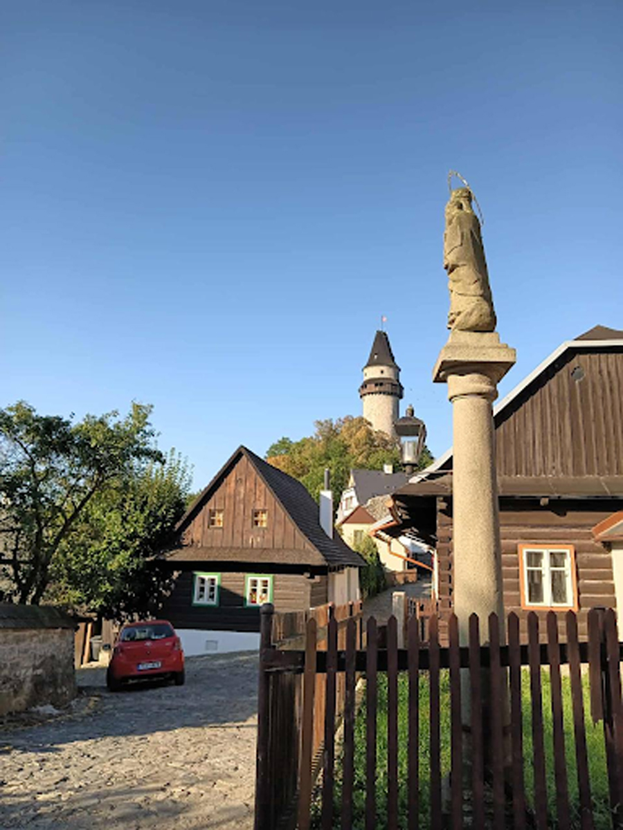 Pohled na starobylé roubené domy a věž Trúba v historickém centru města Štramberk.