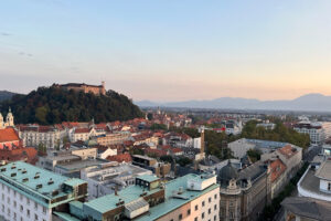 Pohled na středověký Ljubljanský hrad tyčící se nad městem.
