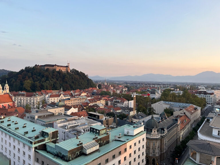 Pohled na středověký Ljubljanský hrad tyčící se nad městem.