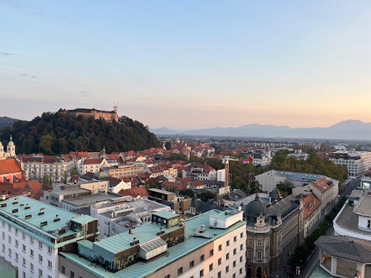 Pohled na středověký Ljubljanský hrad tyčící se nad městem.