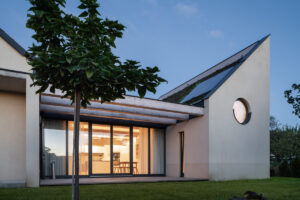 Moderní terasa se stíněním z dřevěných trámů a výhledem do zahrady u rodinného domu v Křenovicích.