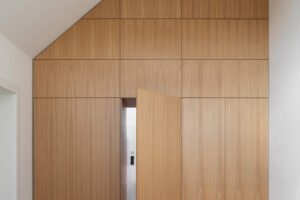 Vestavěná skříň s tajnými dveřmi do koupelny v ložnici rodinného domu v Křenovicích.