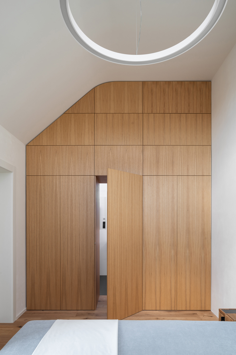 Vestavěná skříň s tajnými dveřmi do koupelny v ložnici rodinného domu v Křenovicích.