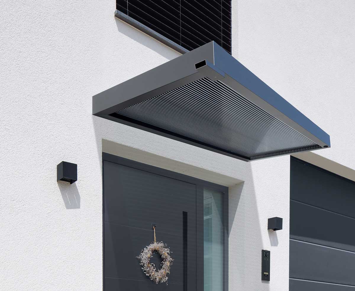 1× Vchodová stříška Guttavordach BS 3D-Line (hlavní cena – velký obrázek) Robustní konstrukce s integrovaným odvodněním, UV ochranou a nosností až 85 kg/m². Vyrobeno z hliníku s revolučním polykarbonátovým panelem, GUTTA